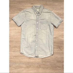 Men’s AE denim short sleeve button down shirt